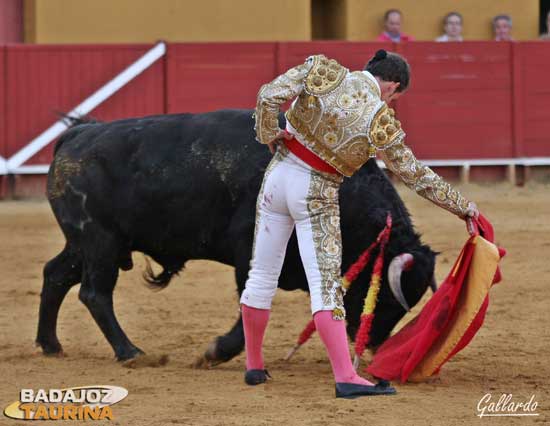 Muletazo relajado de Emilio.