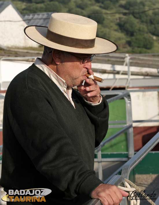 Luis Guillermo López Olea observando el embarque.