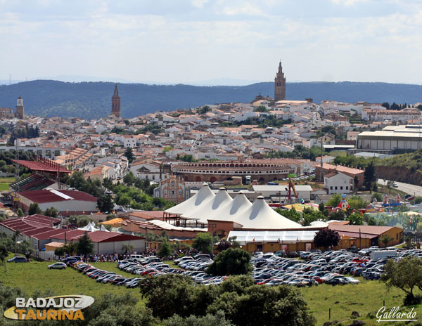 La plaza de toros de Jerez coronada de campanarios.