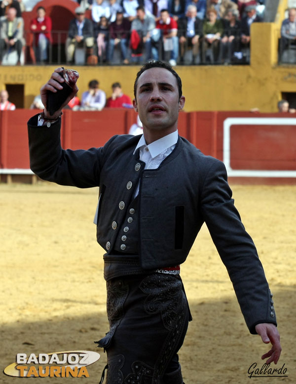 Paseando orgulloso su trofeo.