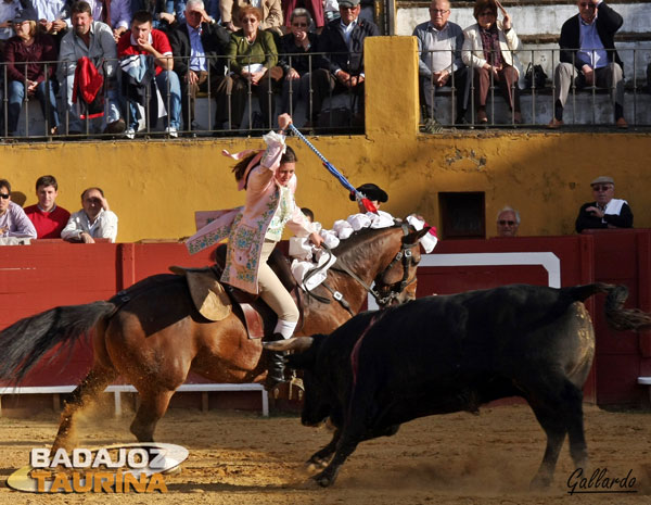 Ana Rita a punto de clavar un rejón.