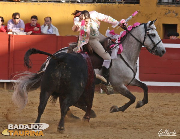 Clavando una banderilla corta.