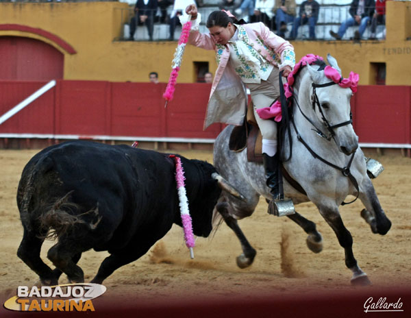 Clavando farpas a la grupa.