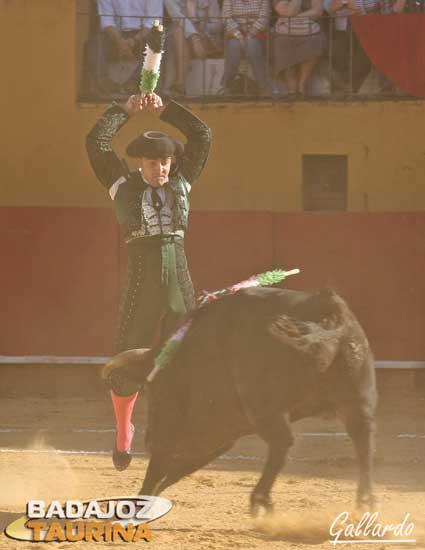 Jesús Márquez asomándose al balcón.