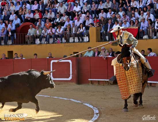 Joao tirando el palo mientras el novillo se arranca.