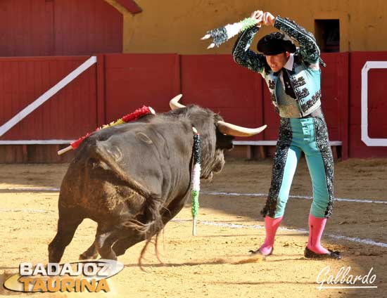 Roberto Gallardo levantando los brazos para clavar.