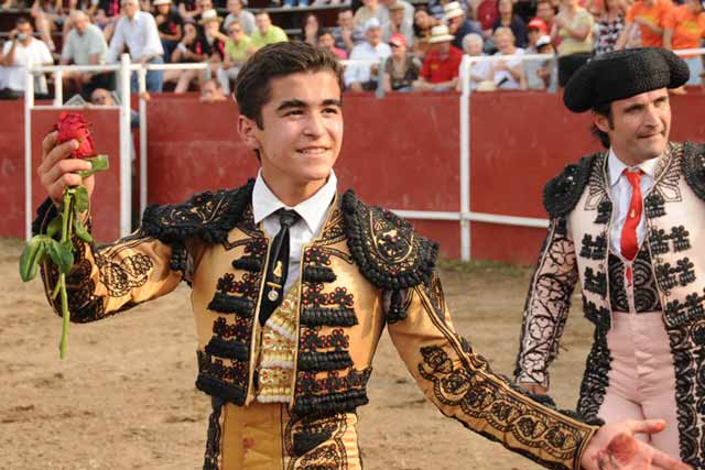 Feliz en la vuelta al ruedo con los trofeos.