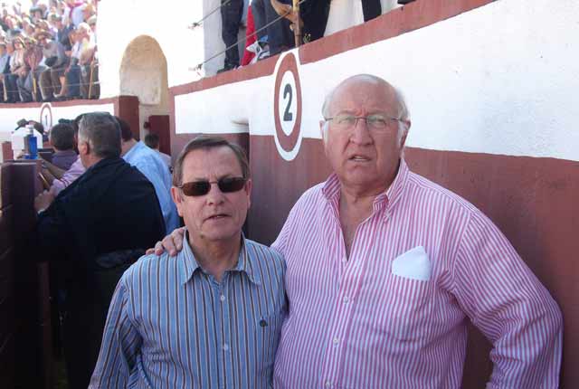 Dos maestros en los suyo: en la escuela y en el campo. (FOTO: Ambrós)