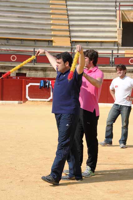 Javier Ambel dando instrucciones en banderillas.