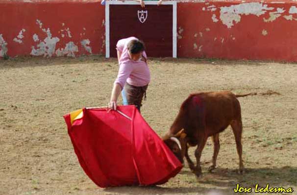 Martín Quintana con la enclasada vaca primera.