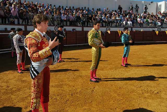 Paseíllo ante la atenta mirada de hombres y máquinas.