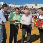 José María Pérez recibiendo el cariño de su pueblo. (FOTO: Campos)