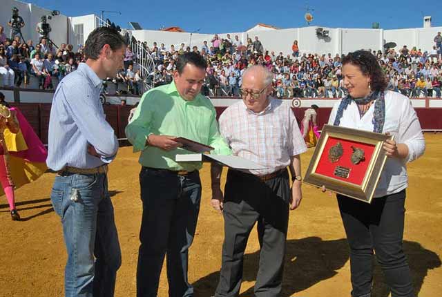 José María Pérez recibiendo el cariño de su pueblo. (FOTO: Campos)