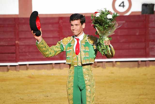 Tomás Campos saludando tras dar la vuelta al ruedo. (FOTO:Campos)