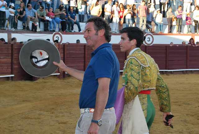 Juani, mayoral de Cayetano Muñoz dando la vuelta al ruedo.