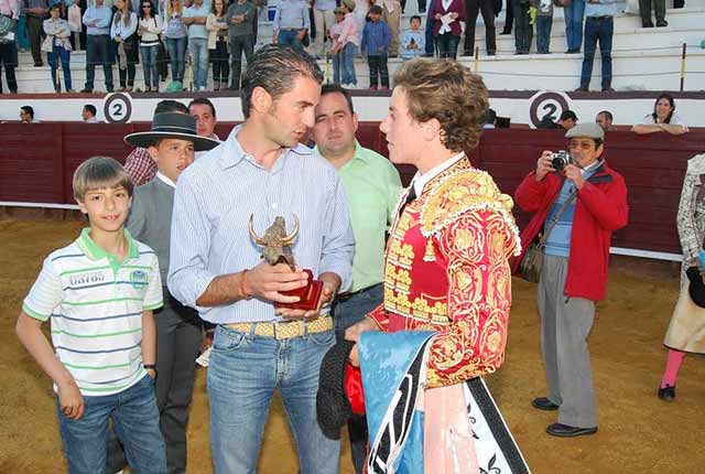 Manuel Vinagre haciendo entrega del trofeo de la Peña T. El Volapié.