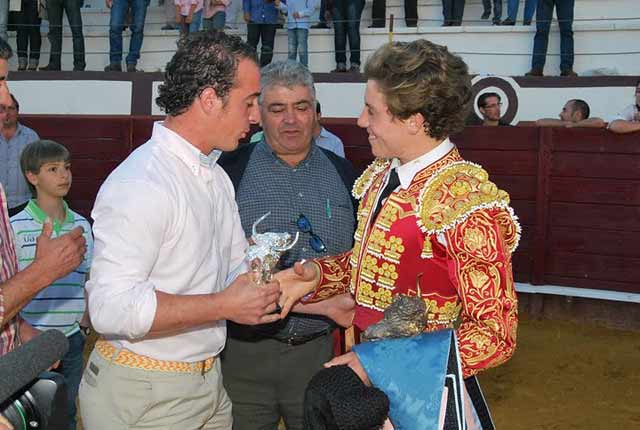 Lázaro Sánchez entrega el trofeo a la mejor estocada.