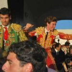 Los dos tomases saliendo a hombros de la plaza.