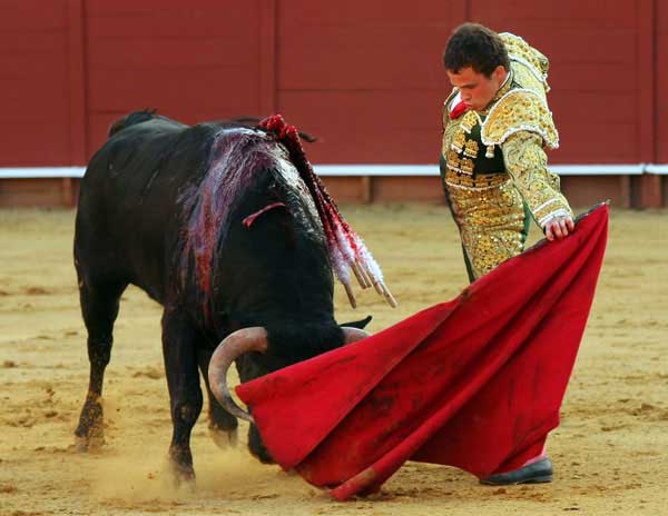 Emilio Martín toreando al natural. (FOTO: Gallardo)