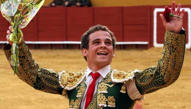 Emilio paseando los trofeos. (FOTO: Gallardo)