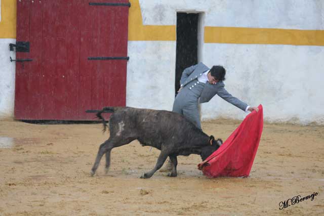 Emilio Salamanca alargando el brazo al natural.