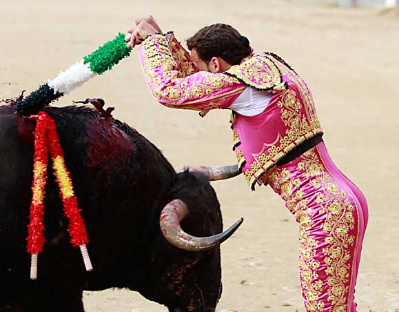 Así se pone un par de banderillas. (FOTO:Juan Pelegrín)