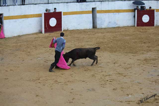 Juan Ángel García lanceando de capote.