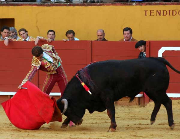 Jaime Martínez dando un derechazo sentido. (FOTO: Gallardo)