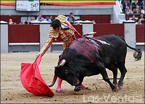 Perera toreando en redondo a su primero. (FOTO:Juan Pelegrín)