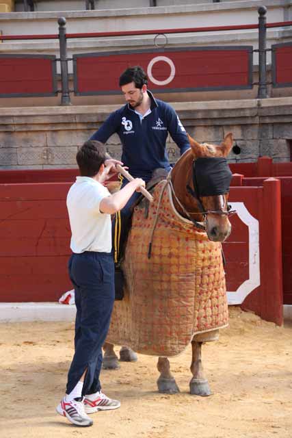 Enseñando a un alumno a coger la vara.