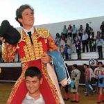 Los tres novilleros a hombros. (FOTO:Campos)