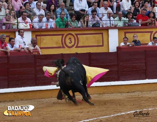 Arrollándole a su paso...