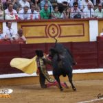 Momento justo en que es empitonado. (FOTO:Gallardo)