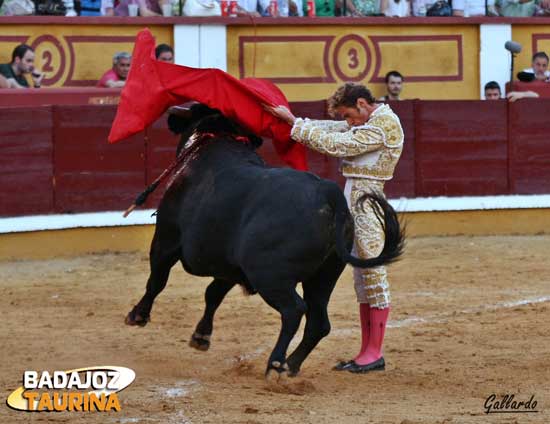 Ayudados por alto para abrochar la faena.