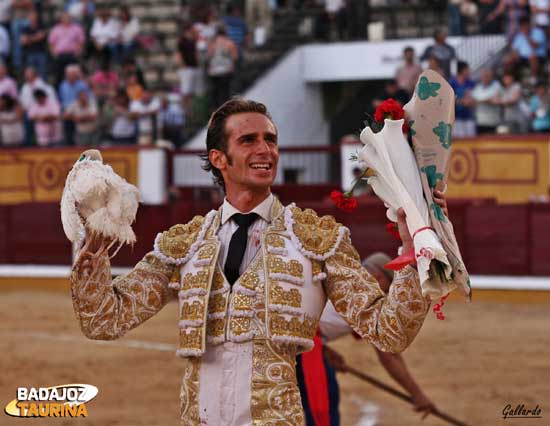 Feliz paseando la oreja del sexto que hizo quinto. (FOTO:Gallardo)