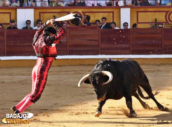 Antonio Tejero levantando los brazos para clavar.