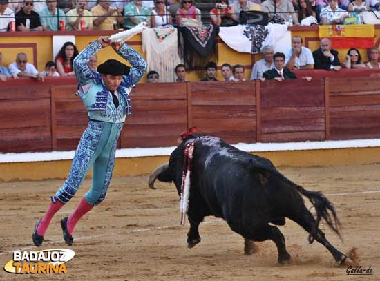 Su hermano José María en idéntica pose.