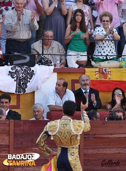 Fernando Valbuena tomando notas junto a su hija Irene.