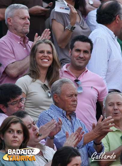 El letrado Pepe Reynolds y su pareja, siempre apoyando la fiesta.