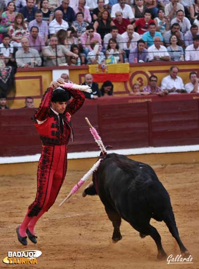 Julio López asomándose al balcón.