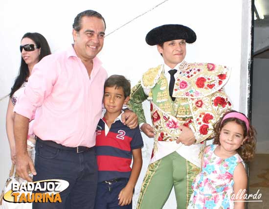 Joaquín Domínguez con sus niños ante El Juli.