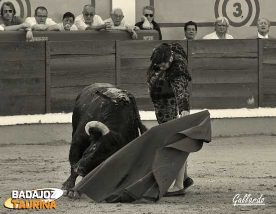 Todos pendientes del natural de Morante. (FOTO:Gallardo)