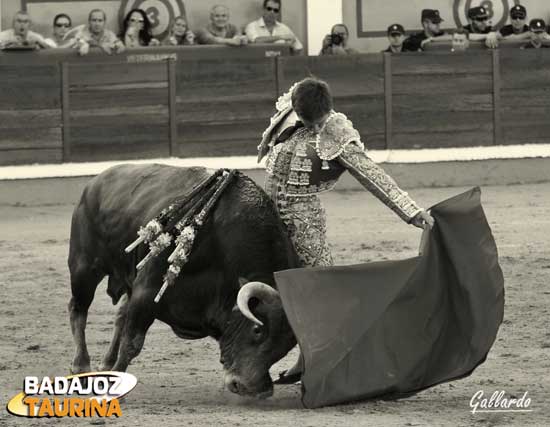 El Juli sin opción de bajar la mano. (FOTO:Gallardo)