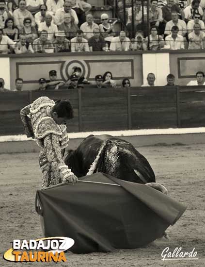 En redondo sobre la cadera.