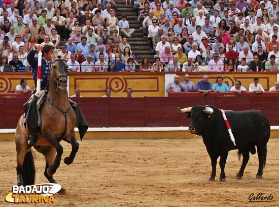 Pablo Hermoso adornándose con la elevada. (FOTO:Gallardo)