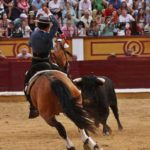 De frente, al pitón contrario, Leonardo va hacia el toro. (FOTO: Gallardo)