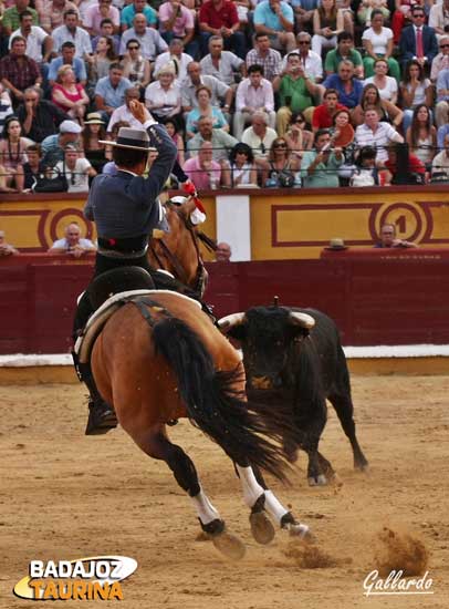 De frente, al pitón contrario, Leonardo va hacia el toro. (FOTO: Gallardo)