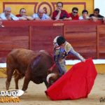 Carlos María muleteando al primero de la tarde. (FOTO:Gallardo)