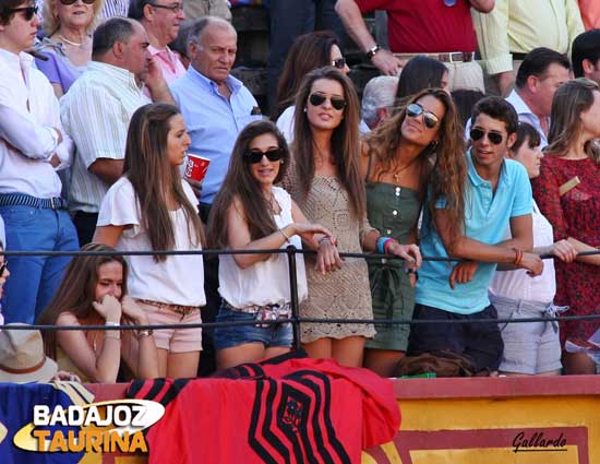 Ya empieza el desfile de mujeres guapas en la pasarela del tendido.