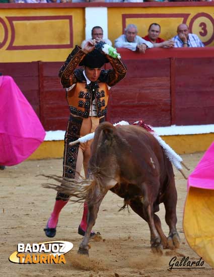 Asomándose al balcón.